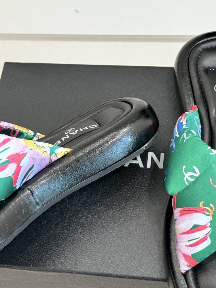 Шлепанцы женские фото 6