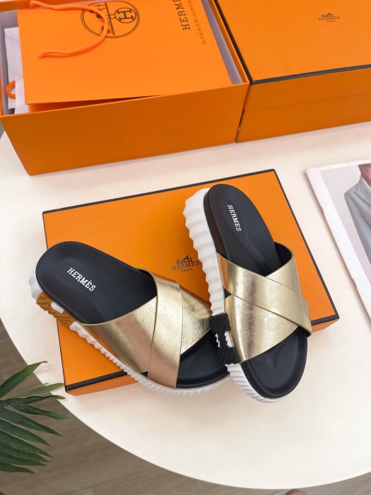 Шлепанцы женские фото 3