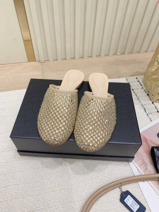 Шлепанцы женские фото 3