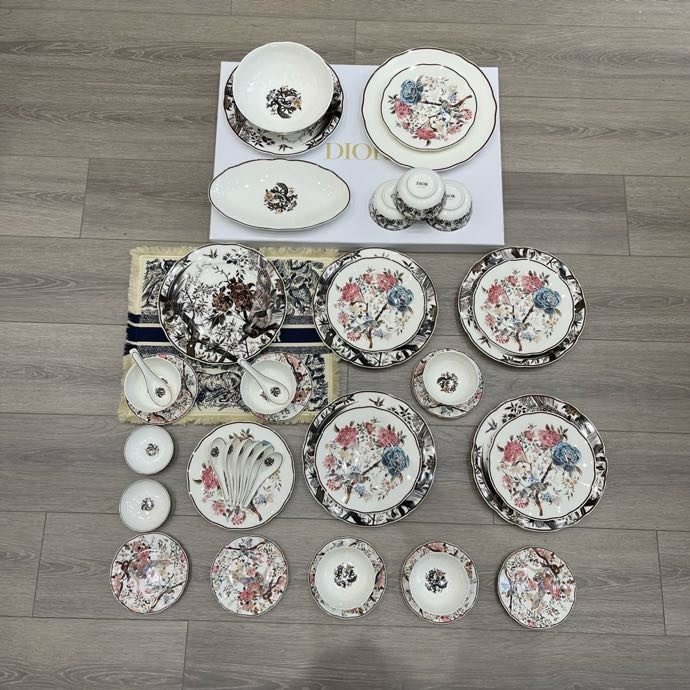 Set porcelain crockery of 41 of the subject