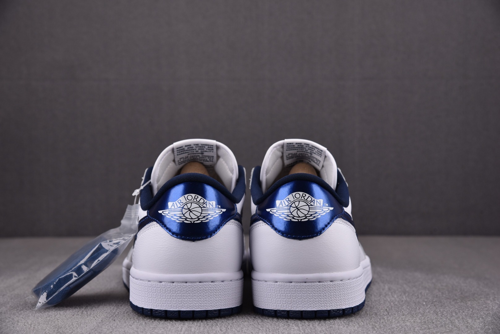 Sneakers Air Jordan 1 Retro Low 705329-106 фото 5