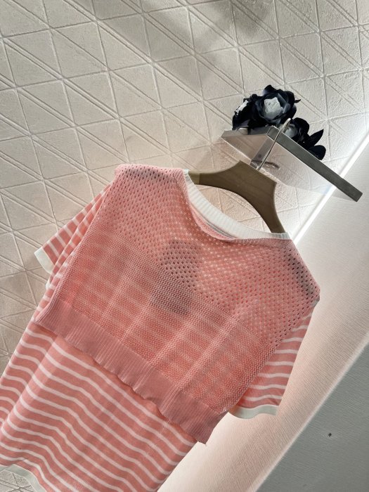 T-shirt women's фото 4