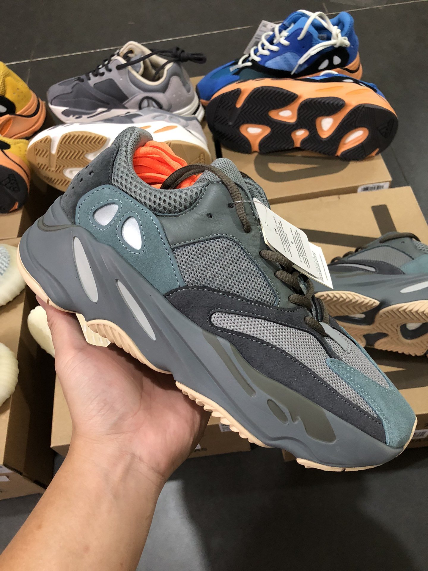 Кроссовки YEEZY BOOST 700 фото 2