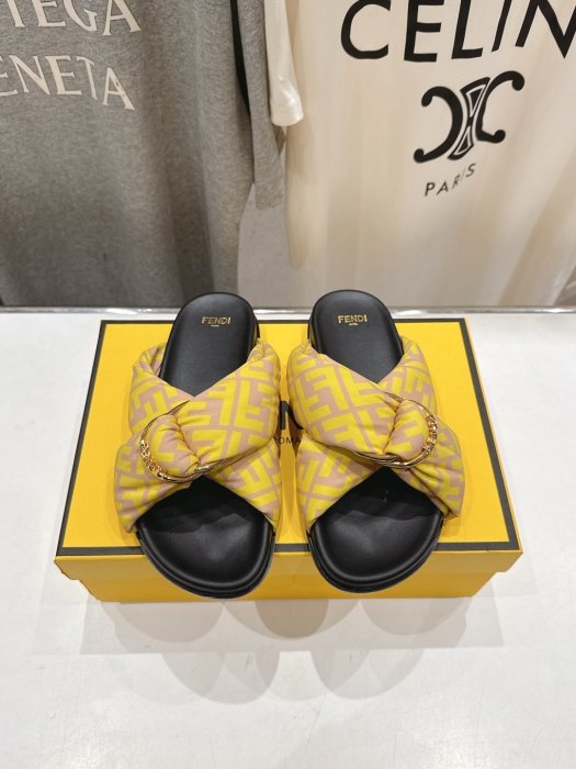 Шлепанцы женские