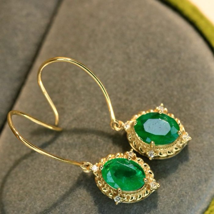 Gold earrings from emeralds фото 2