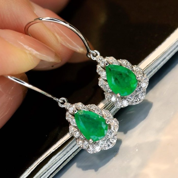 Gold earrings from emeralds