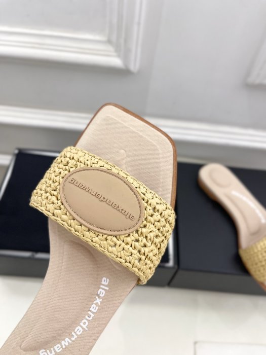 Шлепанцы женские фото 6