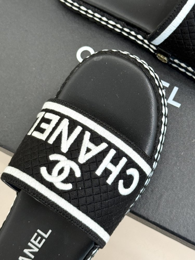 Шльопанці жіночі фото 7