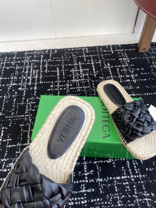 Шлепанцы женские фото 8