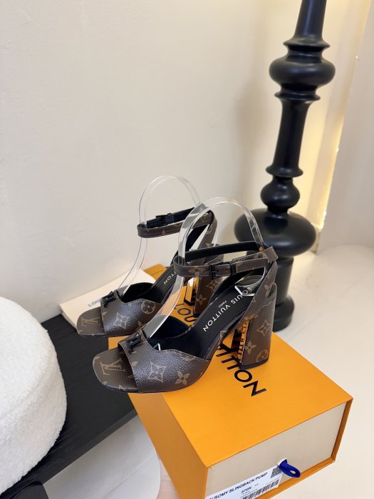 Босоножки фото 5