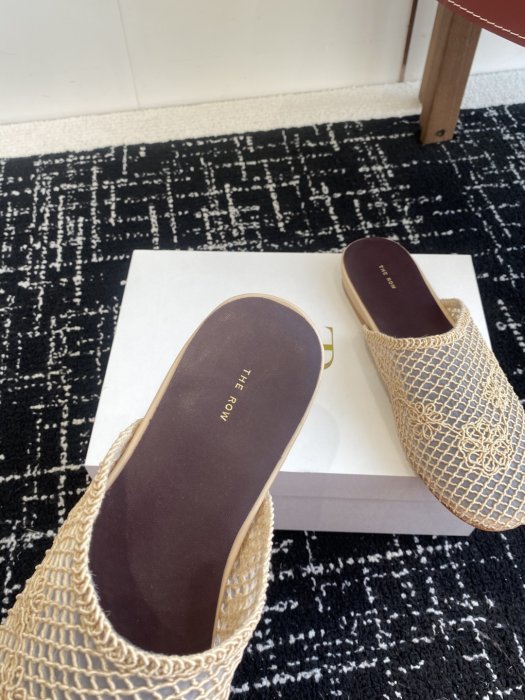 Шлепанцы женские фото 8