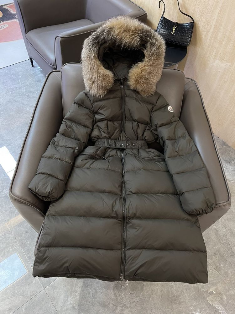 A long female Down jacket from hood of fur foxes