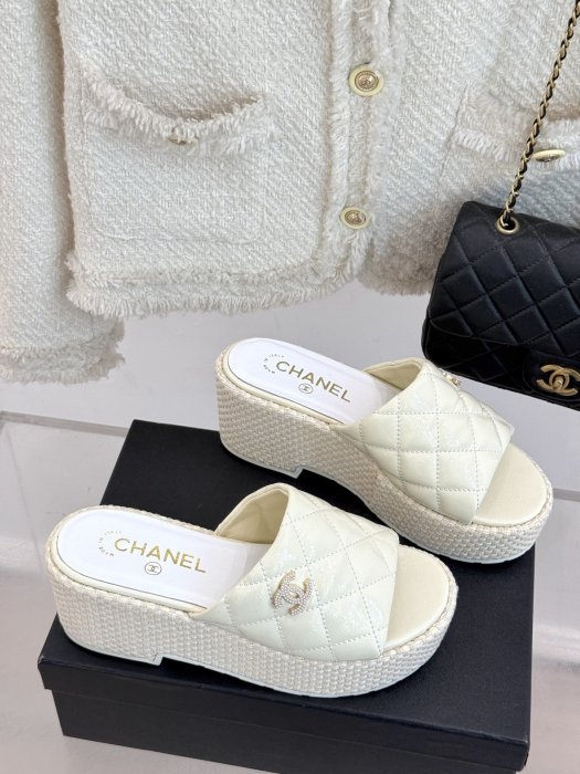 Шлепанцы женские фото 3