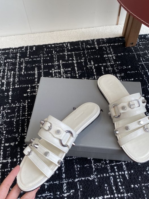 Шлепанцы женские фото 7