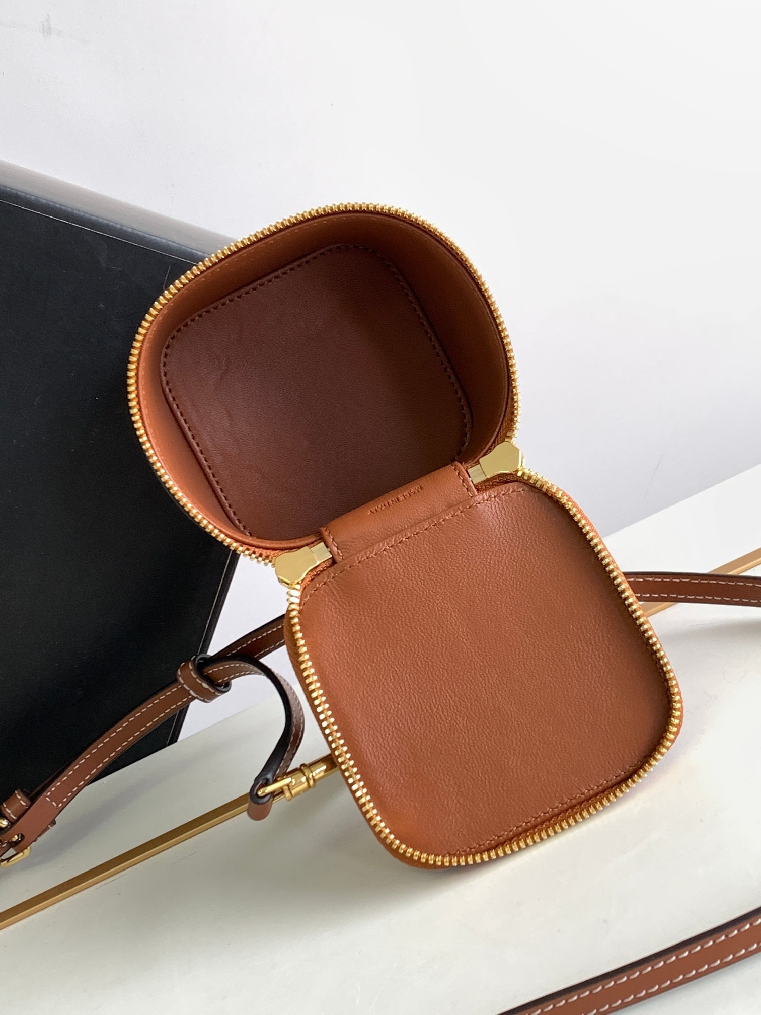 A bag SQUARE VANITY CASE IN TRIOMPHE CANVAS AND CALFSKIN фото 7
