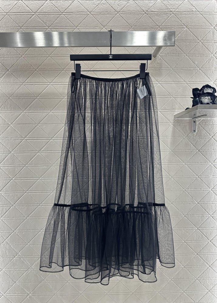 Skirt of transparent tulle secondary length from high waist