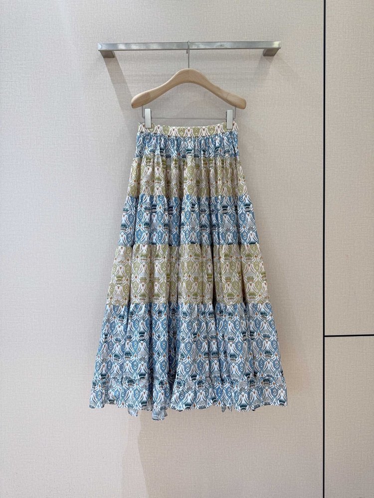 Юбка средней длины с завышенной талией