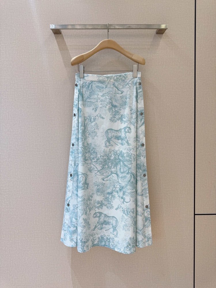 Юбка средней длины с завышенной талией