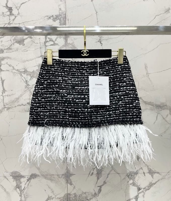 Skirt tweed from finished of ostrich feathers