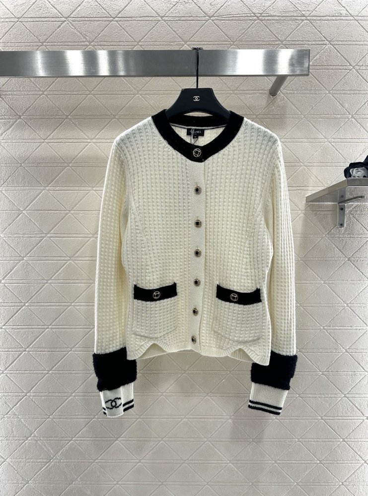 Кардиган с цветными карманами и черно-белым принтом