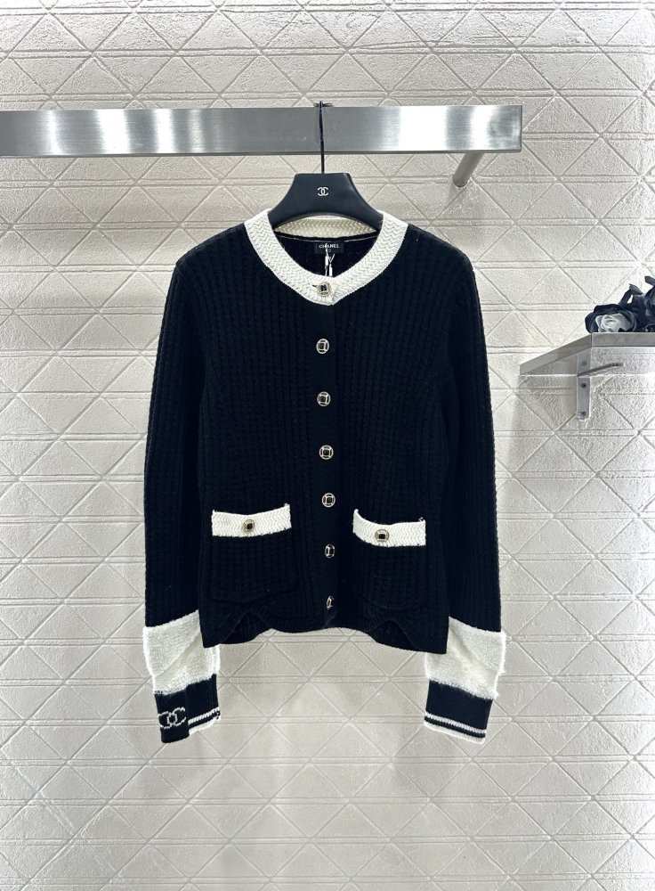 Кардиган с цветными карманами и черно-белым принтом