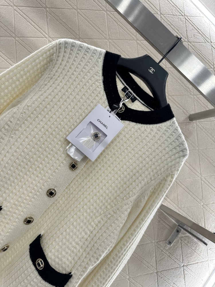 Кардиган с цветными карманами и черно-белым принтом фото 3