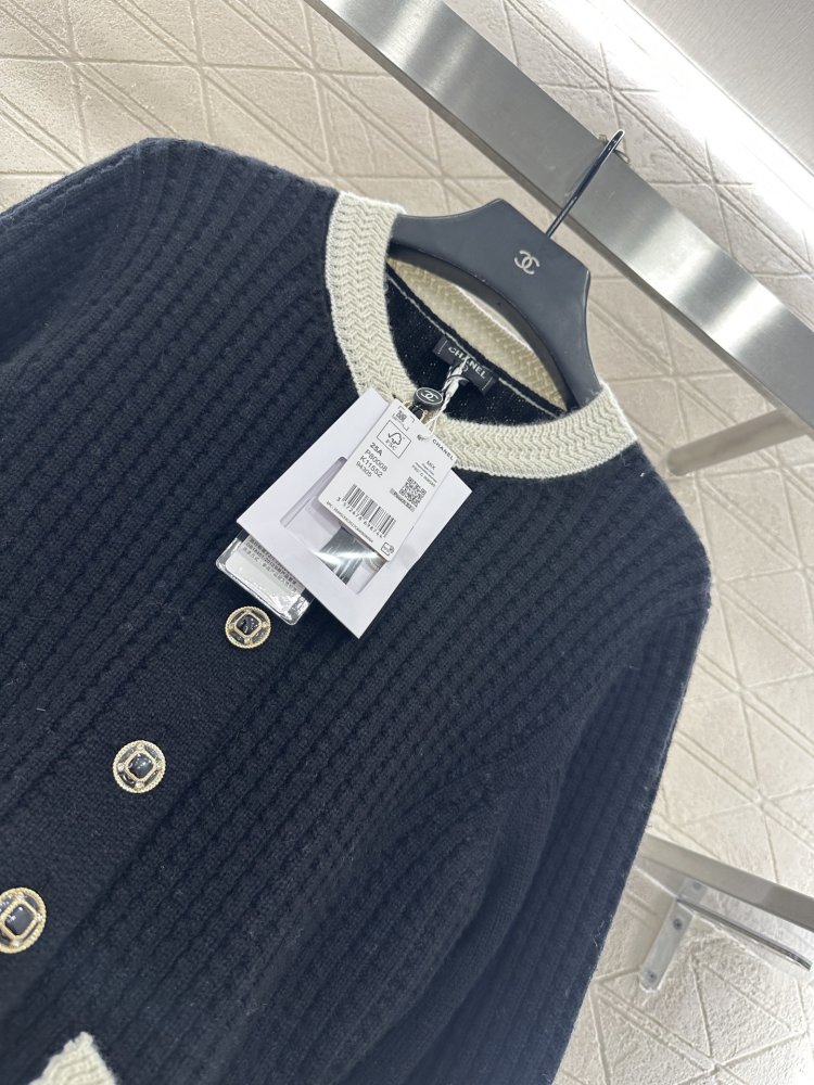 Кардиган с цветными карманами и черно-белым принтом фото 3