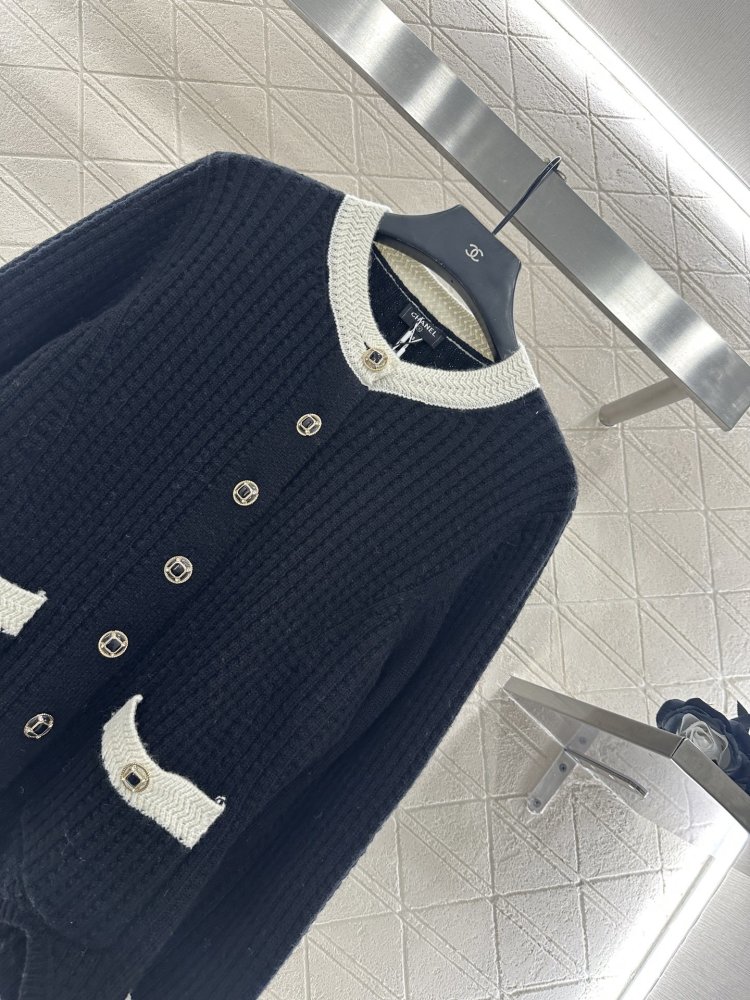 Кардиган с цветными карманами и черно-белым принтом фото 4