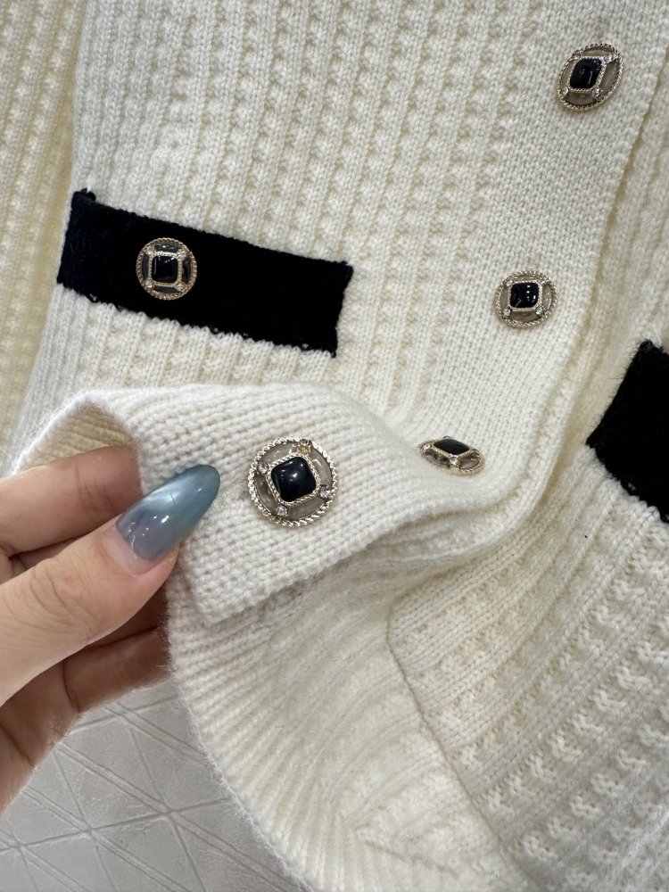 Кардиган с цветными карманами и черно-белым принтом фото 6