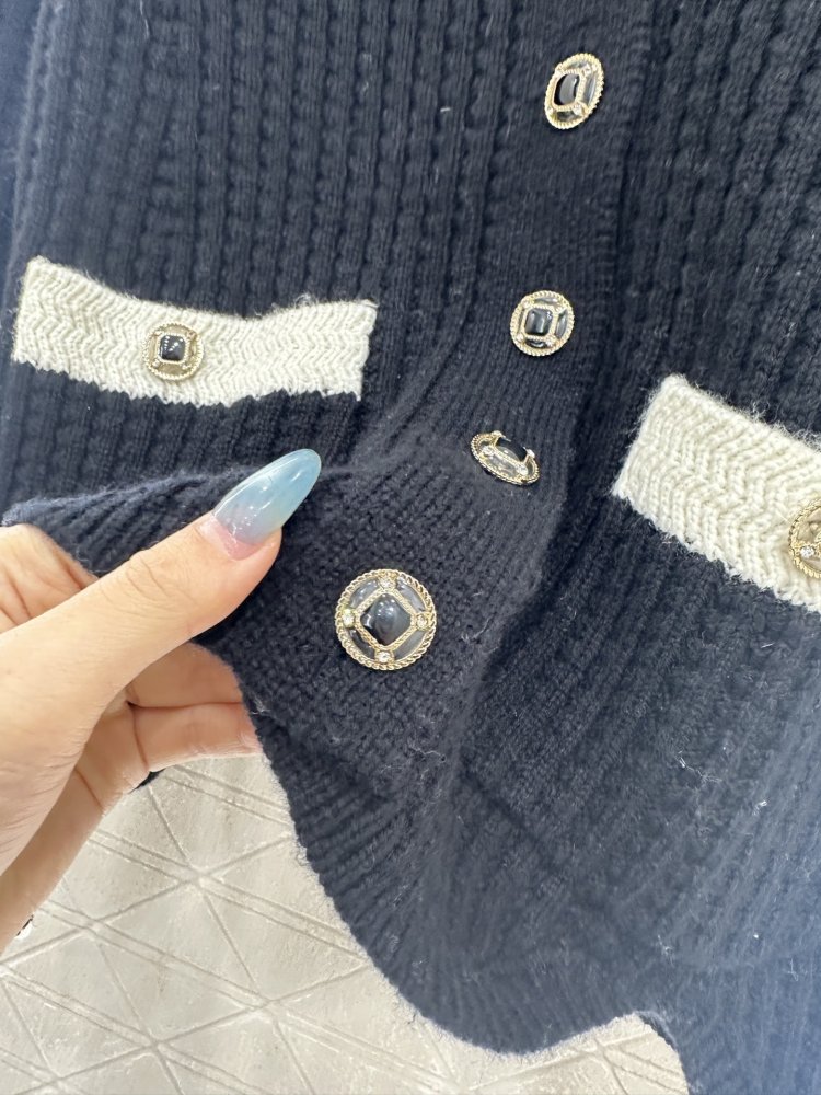 Кардиган с цветными карманами и черно-белым принтом фото 6