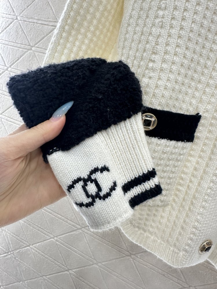 Кардиган с цветными карманами и черно-белым принтом фото 7