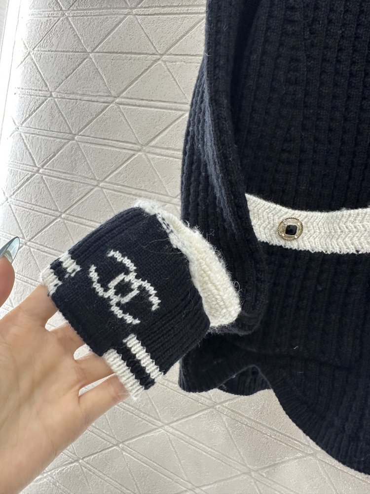 Кардиган с цветными карманами и черно-белым принтом фото 7