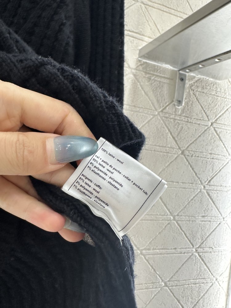 Кардиган с цветными карманами и черно-белым принтом фото 9