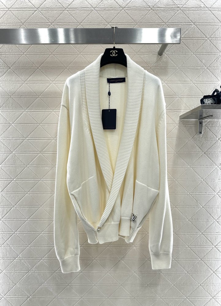 Cardigan from lapels