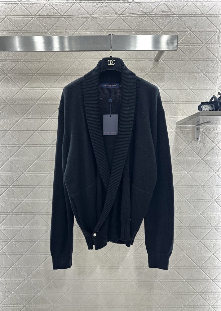 Cardigan from lapels