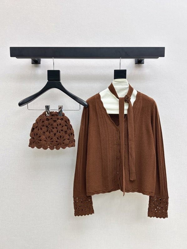 Кардиган с V-образным вырезом и вязаной шапкой