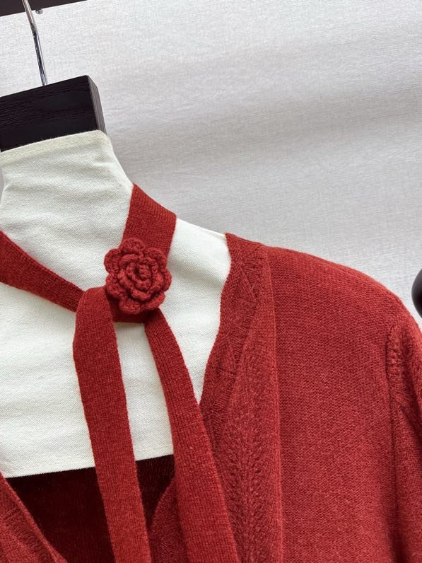 Кардиган с V-образным вырезом и вязаной шапкой фото 3