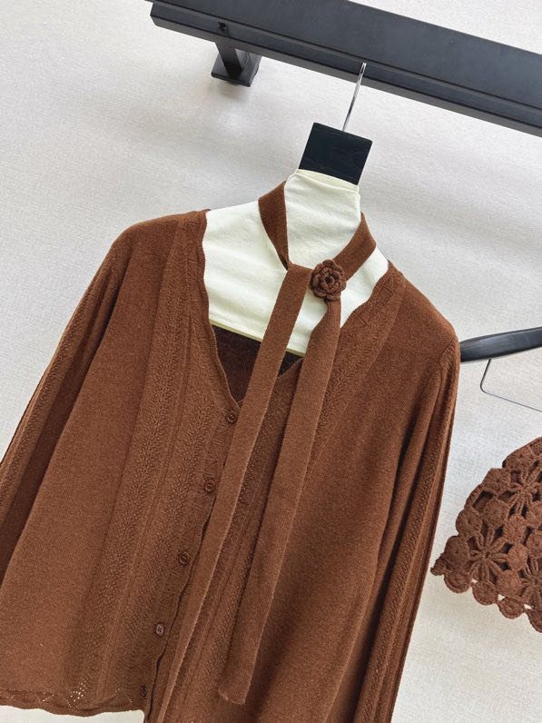 Кардиган с V-образным вырезом и вязаной шапкой фото 3