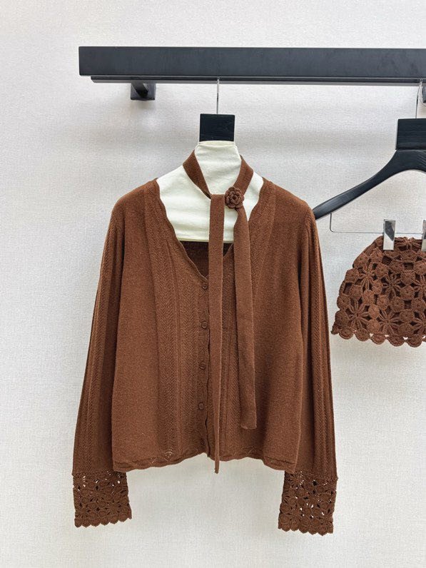 Кардиган с V-образным вырезом и вязаной шапкой фото 5