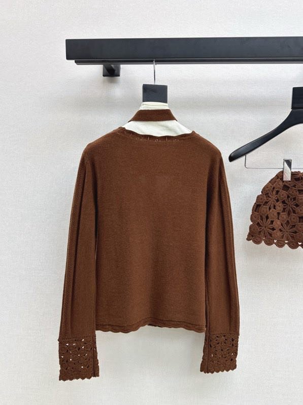 Кардиган с V-образным вырезом и вязаной шапкой фото 6