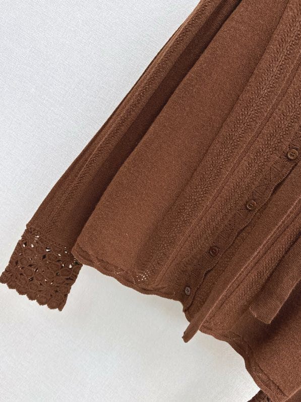 Кардиган с V-образным вырезом и вязаной шапкой фото 7