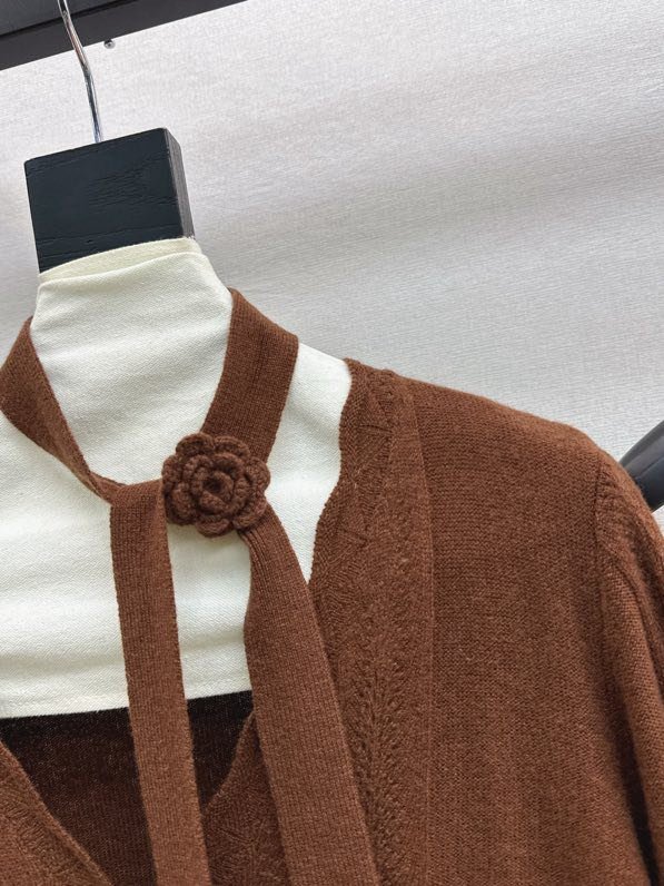 Кардиган с V-образным вырезом и вязаной шапкой фото 8