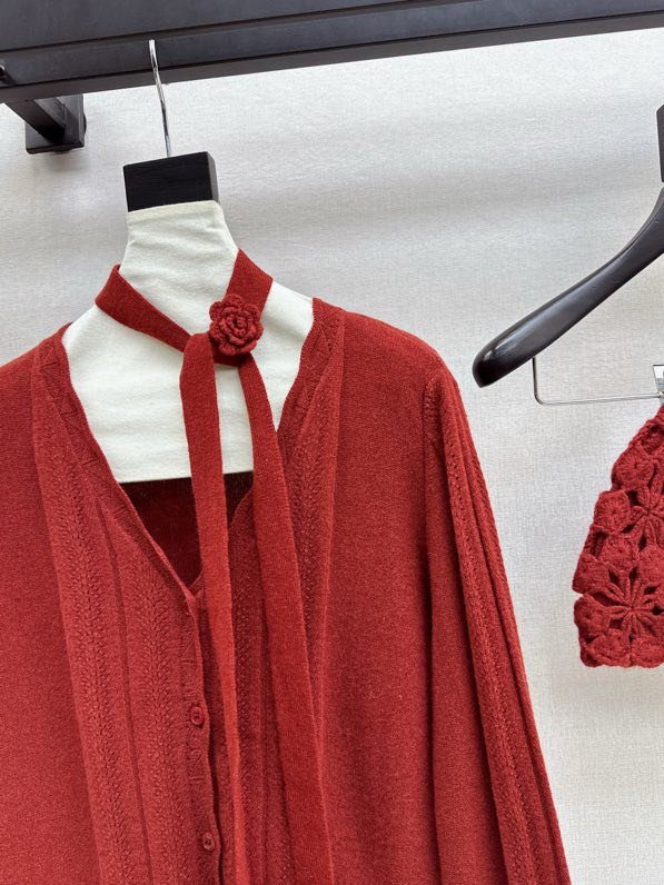 Кардиган с V-образным вырезом и вязаной шапкой фото 9