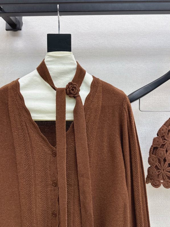 Кардиган с V-образным вырезом и вязаной шапкой фото 9