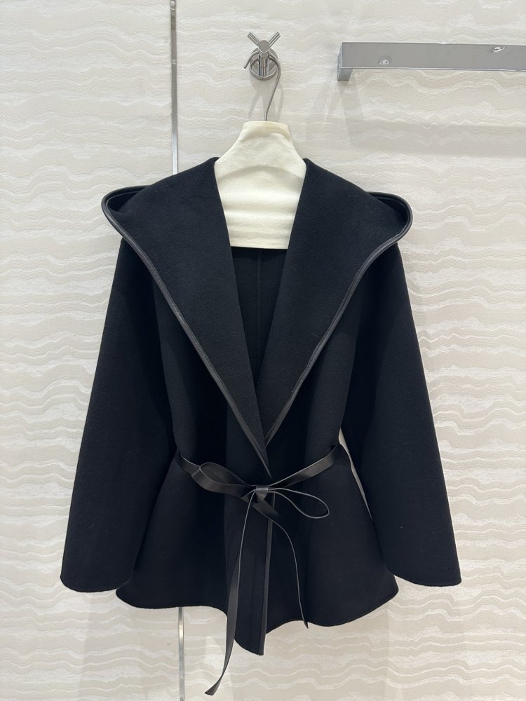 Cashmere coat from hood