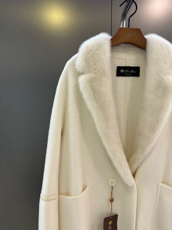 Кашемировое пальто с воротником из меха норки фото 2