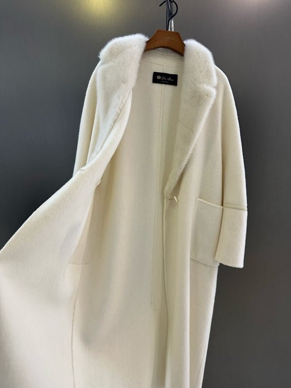 Кашемировое пальто с воротником из меха норки фото 5