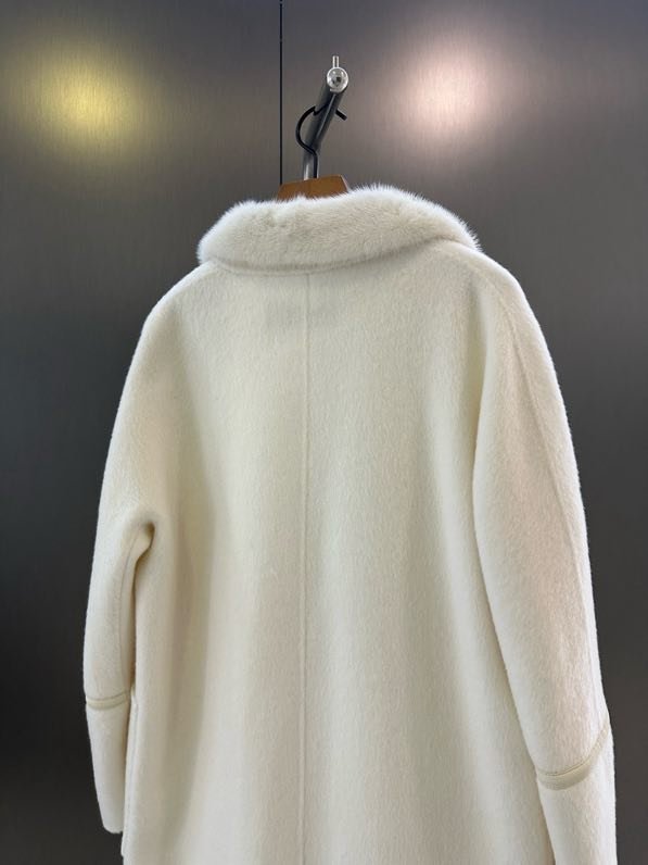 Кашемировое пальто с воротником из меха норки фото 9