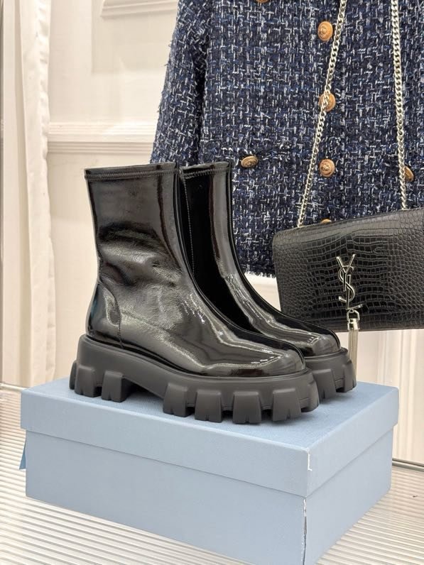 Класичні черевики Prada на платформі