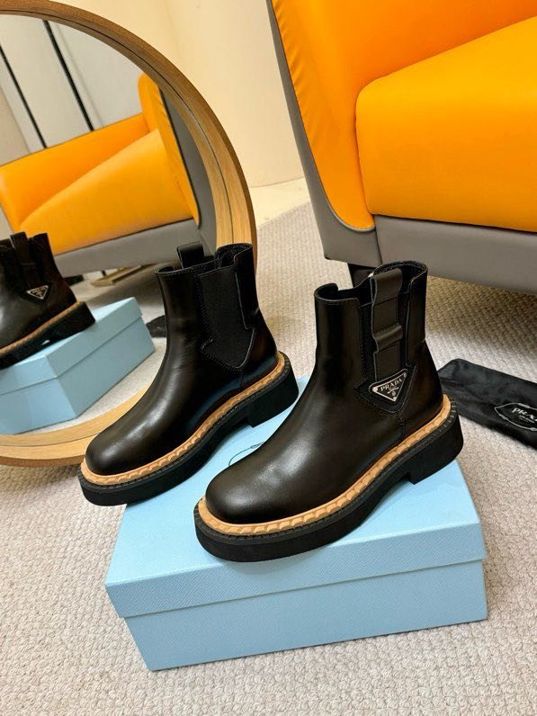 Класичні шкіряні черевики Prada